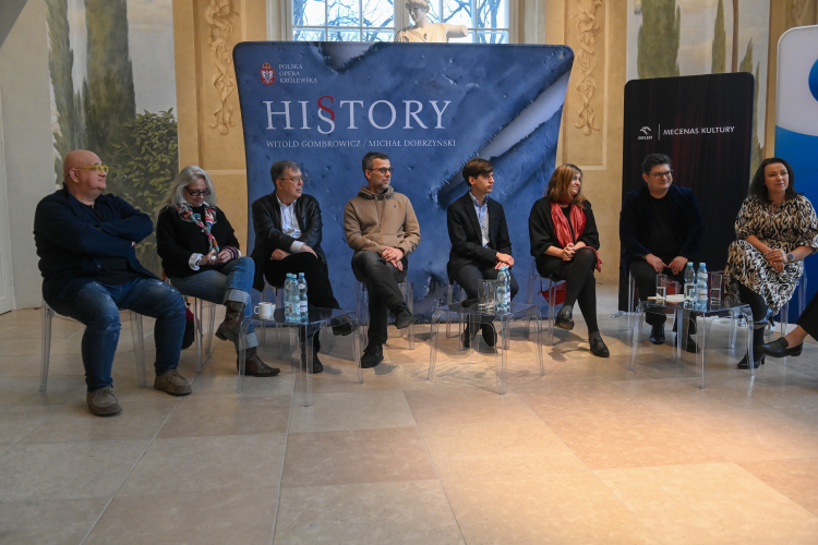 (L-P) scenograf Wojciech Stefaniak, kostiumograf Dorota Roqueplo, reżyser Maciej Wojtyszko, dyrygent Jakub Szafrański, dyrygent Karol Szwech, asystentka Rity Gombrowicz Mariola Odzimkowska, kompozytor Michał Dobrzyński i menadżerka kultury Magdalena Kaczorowska podczas konferencji prasowej poświęconej prapremierze opery pt. „HISTORY” w Teatrze Królewskim w Muzeum Łazienki Królewskie w Warszawie. PAP/Piotr Nowak
