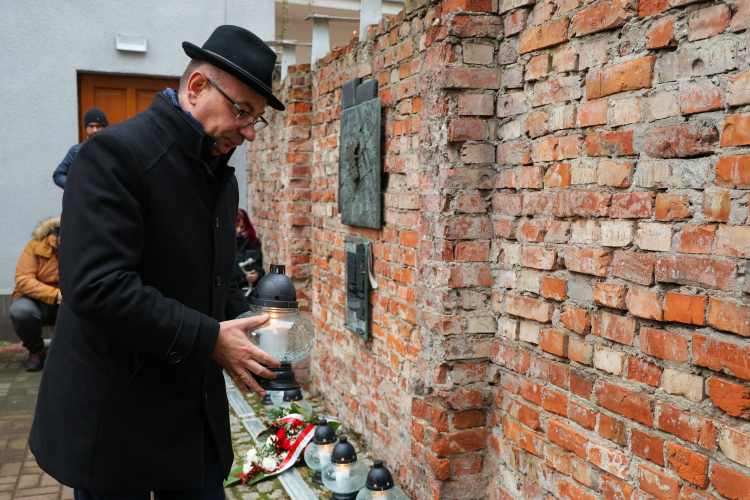 Mateusz Szpytma, wiceprezes IPN, podczas uroczystości dla upamiętnienia 84. rocznicy zbudowania muru wokół warszawskiego getta, fot. PAP/P. Supernak
