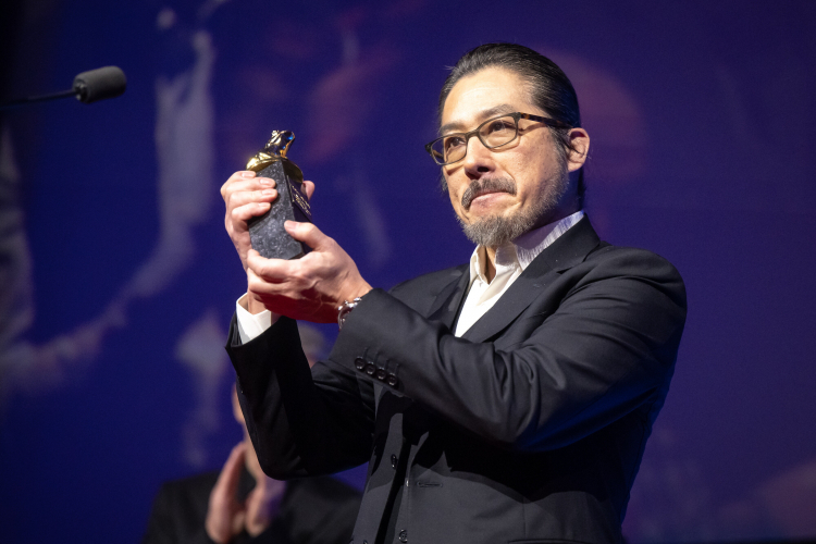 Laureat nagrody za Najlepszą Kreację w Serialu Telewizyjnym - japoński aktor Hiroyuki Sanada podczas gali otwarcia 32. Międzynarodowego Festiwalu Sztuki Autorów Zdjęć Filmowych EnergaCamerimage w Toruniu. Fot. PAP/T. Żmijewski