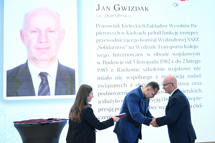 Karol Nawrocki, prezes IPN, wręcza Krzyż Kawalerski Orderu Odrodzenia Polski Janowi Gwizdakowi, fot. PAP/A. Warżawa