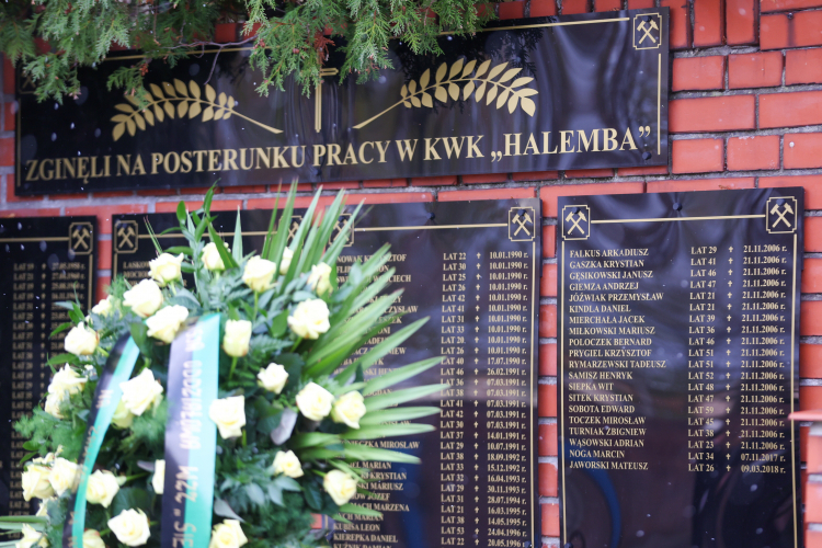Tablica ku czci górników, którzy zginęli w kopalni "Halemba" w Rudzie Śląskiej. W największej katastrofie 21 listopada 2006 śmierć poniosły 23 osoby, fot. PAP/M. Meissner
