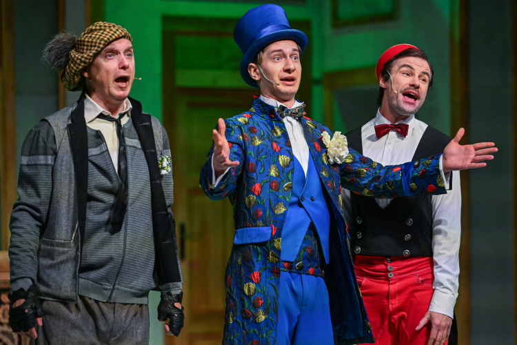 Teatr im. Wandy Siemaszkowej w Rzeszowie, Adam Mężyk, Maciej Kokot i Mateusz Marczydło w spektaklu "Gdzie jest mój maż?", fot. PAP/D. Delmanowicz