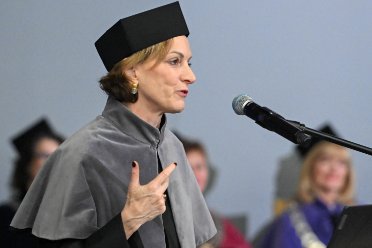 Anne Applebaum podczas uroczystości w UMCS, w trakcie których odebrała tytuł doktora honoris causa tej uczelni, fot. PAP/W. Jargiło