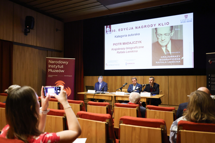 Ogłoszenie ksiżek nominowanych do nagrody Klio, prezes Fundacji Historia i Kultura Waldemar Michalski, wiceprezes SAiW Copyright Polska Zbigniew Czerwiński oraz przewodniczący jury dr hab. Łukasz Niesiołowski-Spano, fot. PAP/A. Zawada