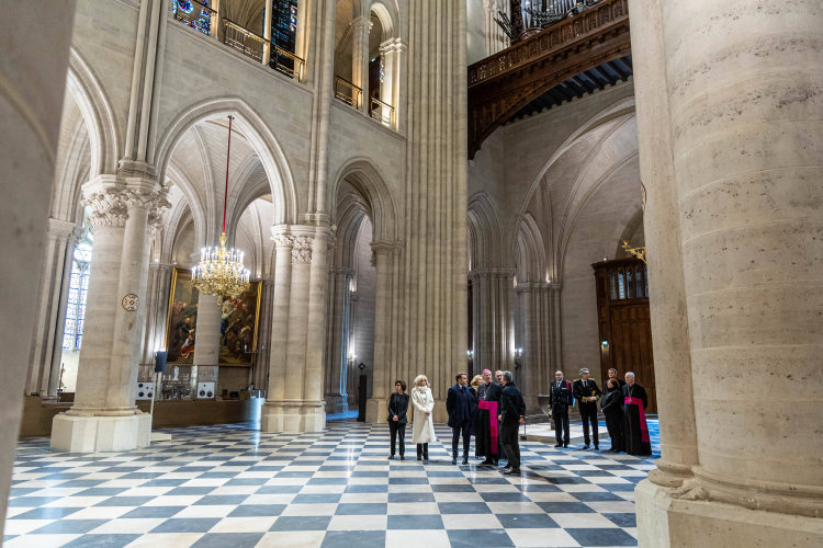 Kończy się odbudowa katedry Notre Dame w Paryżu. Otwarcie już w grudniu, odwiedził ją Emmanuel Macron, prezydent Francji, fot. PAP/EPA/POOL/Ch. Petit Teson