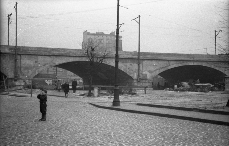 Odbudowany po wojnie i poszerzony wiadukt kolejowy nad ul. Targową. Warszawa, 1948 r. Fot. PAP/CAF