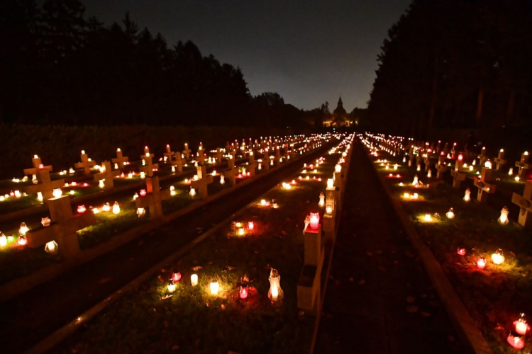 Dzień Wszystkich Świętych na Cmentarzu Centralnym w Szczecinie. Fot. PAP/M. Bielecki