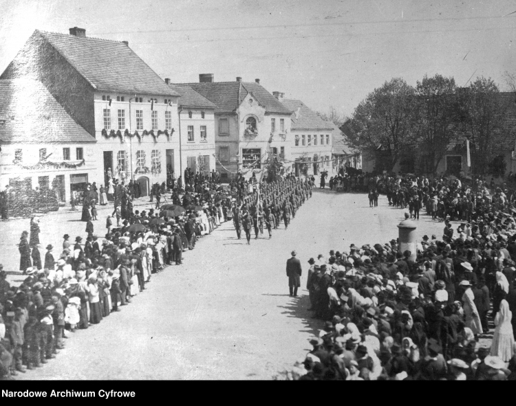 Uroczystość wręczenia sztandaru 2 Eskadrze Wielkopolskiej w Nowym Mieście nad Wartą., 5 maja 1919 r/Źródło: NAC