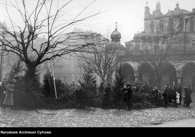 Sprzedaż choinek na Rynku Głównym przed Sukiennicami w Krakowie, 1939 – 1945. /NAC