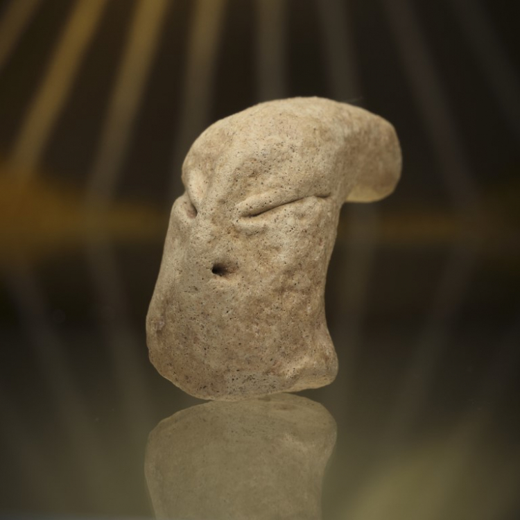 Figurka sprzed 7 tysięcy lat odkryta przez archeologów z Uniwersytetu Warszawskiego podczas badań na stanowisku Bahra I w Kuwejcie, fot. Centrum Archeologii Śródziemnomorskiej Uniwersytetu Warszawskiego