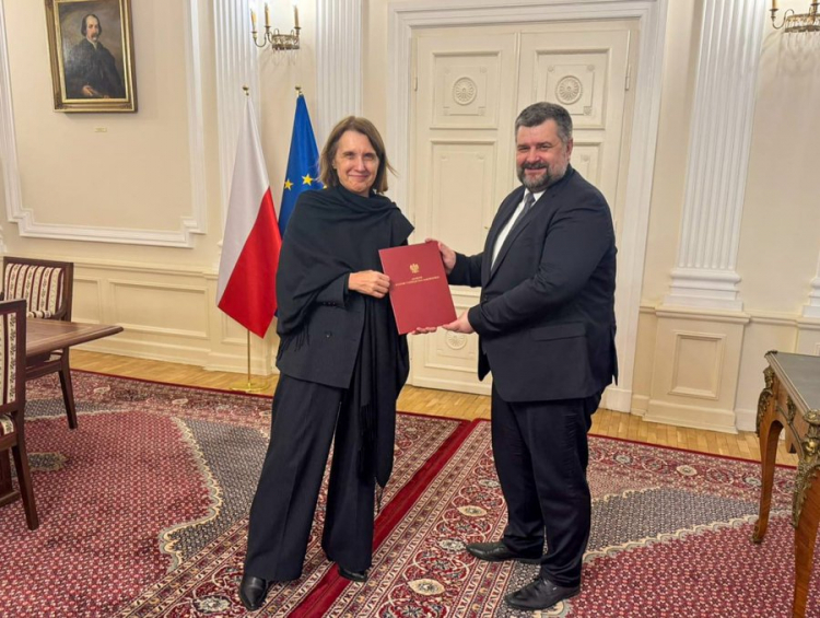 Ministra kultury Hanna Wróblewska wręcza Bartoszowi Kuświkowi akt powołania na kolejną kadencję na stanowisko dyrektora Instytutu Śląskiego w Opolu. Fot. MKiDN