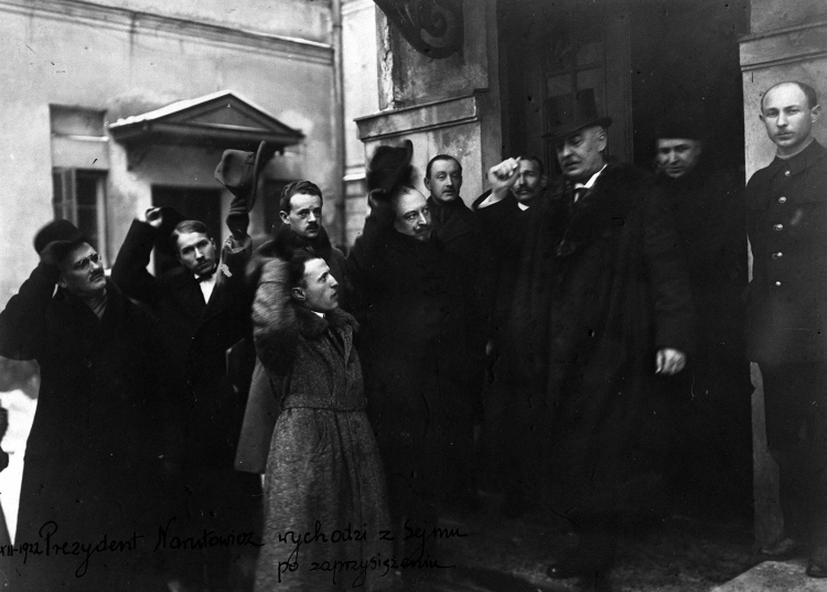 Gabriel Narutowicz wychodzi z Sejmu chwilę po zaprzysiężeniu na urzędzie prezydenta RP, fot. PAP/CAf/archiwum