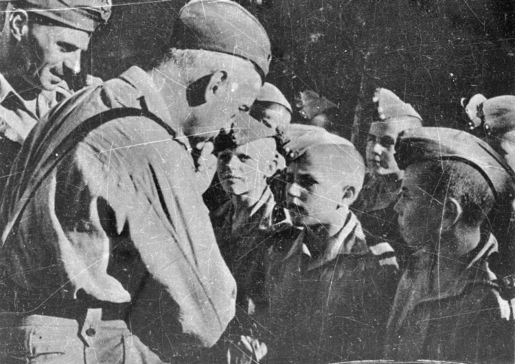 Gen. Kazimierz Sosnkowski w szkole junaków podczas II wojny światowej, fot PAP/CAF