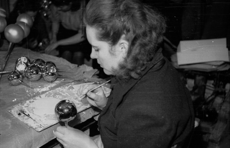 Manufaktura zabawek choinkowych. Nz. ręczne malowanie bombek, Warszawa, 1946 r. PAP/Jerzy Baranowski