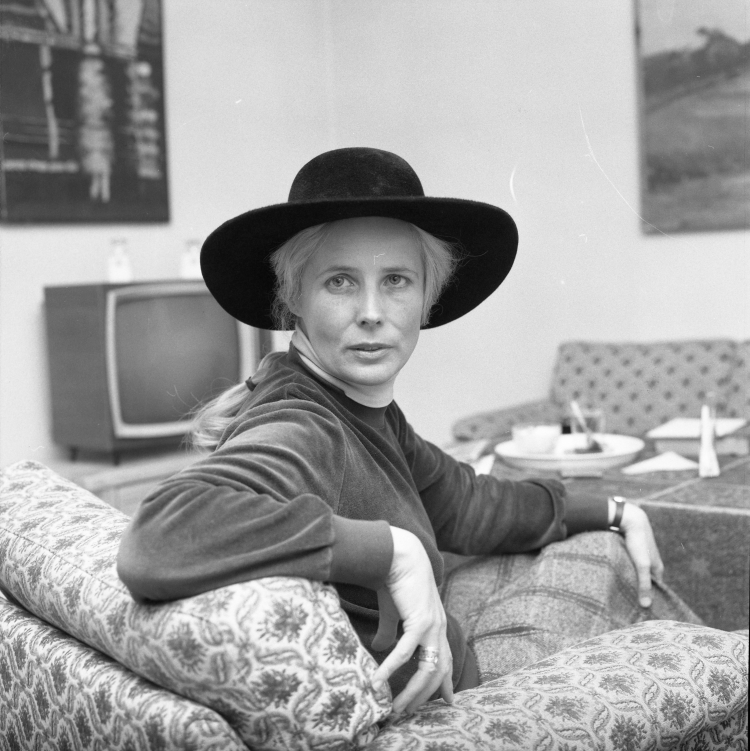 Poetka, autorka tekstów piosenek Agnieszka Osiecka w swoim mieszkaniu na Saskiej Kępie w Warszawie, 1977 r. PAP/Witold Rozmysłowicz