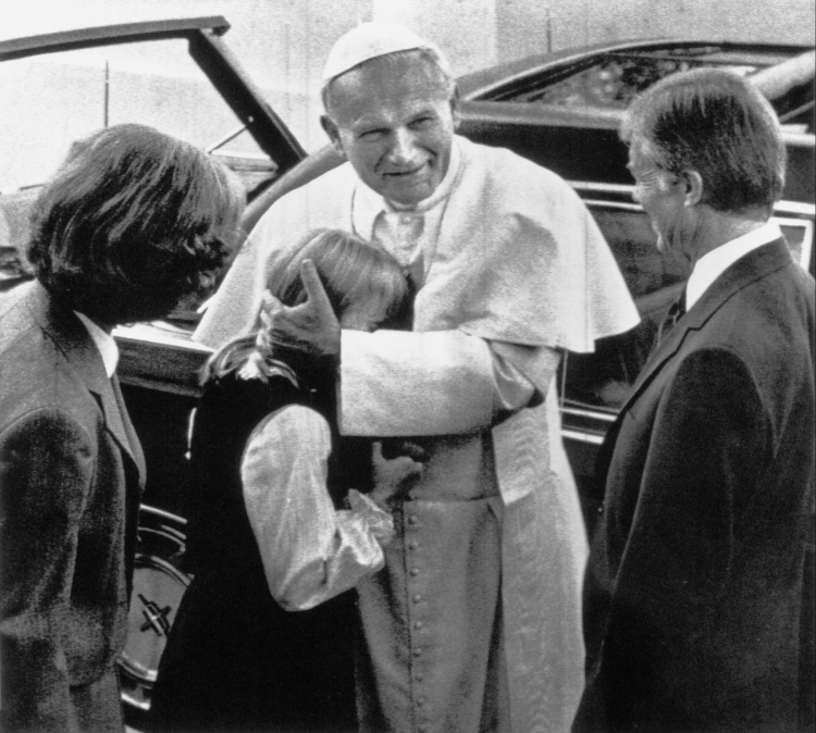 Jan Paweł II jako pierwszy papież został przyjęty przez prezydenta USA w Białym Domu. Nz. prezydent USA Jimmy Carter (P) z małżonką - Rosalynn Carter (L) witają Ojca Świętego (C), 1979 r. PAP/CAF/Photofax