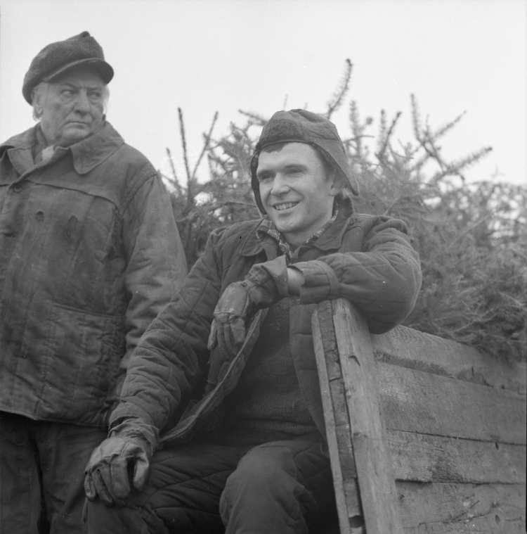 Aktorzy Stefan Śródka (L) i Marek Siudym (P) na planie filmu pt. Miś, w reż. Stanisława Barei, 1980 r. PAP/Witold Rozmysłowicz