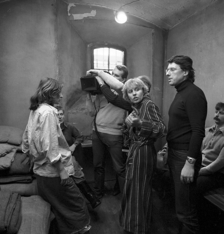 Krystyna Janda, Anna Romantowska i Ryszard Bugajski na planie filmu "Przesłuchanie", fot. PAP/W. Rozmysłowicz