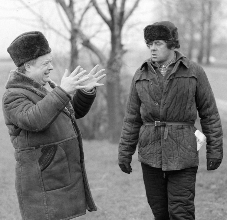 Stanisław Bareja i Stanisław Tym na planie filmu "Miś", fot. PAP/W. Rozmysłowicz