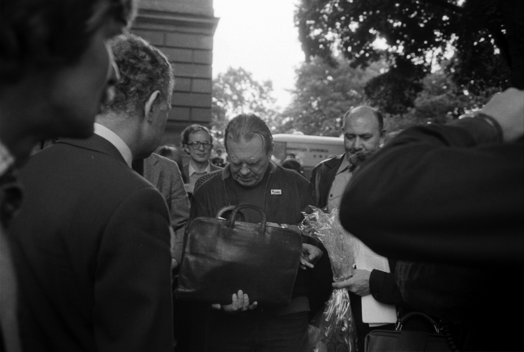 15-16 czerwca 1981 roku gościł w Łomży. W auli Technikum Budowlanego swoim wystąpieniem zainaugurował dwudniową (16-17 czerwca) sesję literacką. Na zorganizowaną przez Jana Kulkę Łomżyńską Wiosnę Poetycką odbywającą się pod hasłem: Być poetą, przybyło kilkudziesięciu pisarzy z całego kraju. Nz. Czesław Miłosz (C) opuścił gmach Technikum Budowlanego. W głębi historyk literatury, krytyk literacki, eseista Aleksander Fiut (w okularach). PAP/Tomasz Abramowicz