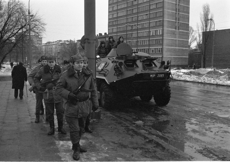 Transporter opancerzony oraz uzbrojona grupa mundurowych na al. Waszyngtona w Warszawie