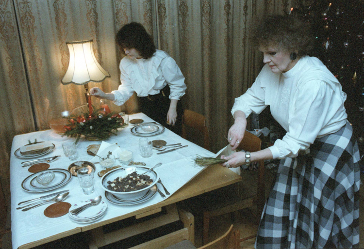 Przygotowanie stołu wigilijnego, 1989 r. PAP/Roman Sieńko