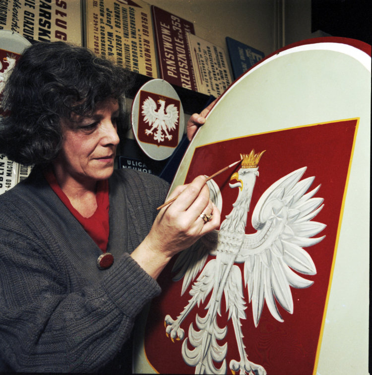 W pracowni szyldów - malowanie korony na głowie polskiego orła, fot. PAP/Bogacz Sobieszczuk