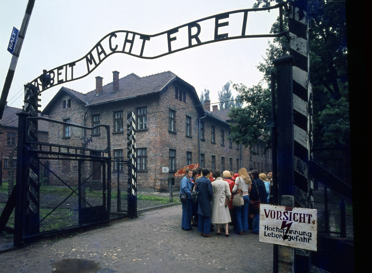 Brama dawnego niemieckiego obozu koncentracyjnego KL Auschwitz, fot. PAP/J. Morek