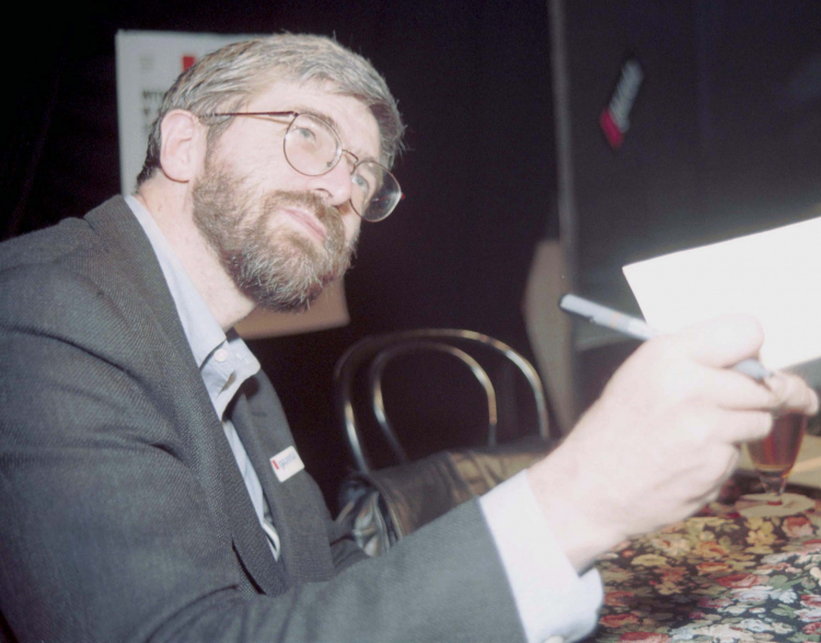 Stanisław Barańczak podpisuje swoją książkę, Katowice, 1995 r. PAP/Roman Koszowski
