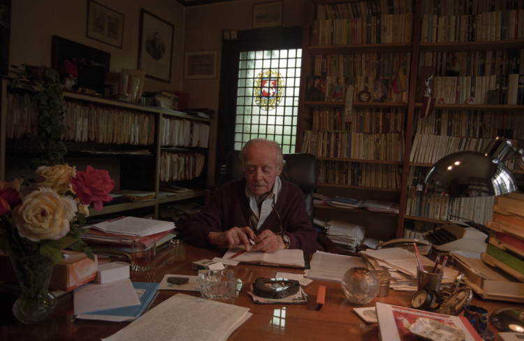 Redaktor naczelny miesięcznika Kultura Jerzy Giedroyć w siedzibie Instytutu Literackiego przy Avenue de Poissy 91, gdzie mieszkał od 1954 r., 1997 r. PAP/Jerzy Ruciński