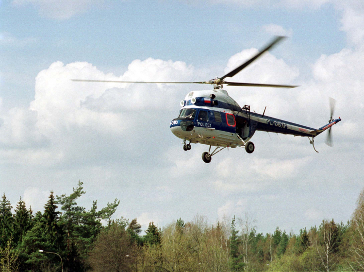Policyjny śmigłowiec Mi-2 przeczesuje lasy Puszczy Knyszyńskiej. PAP/ Zdzisław Lenkiewicz