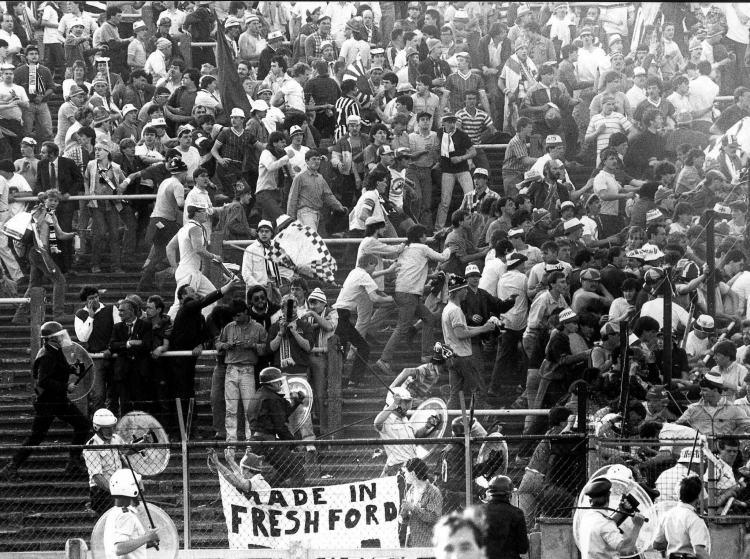 Tragedia na stadionie Heysel w Brukseli podczas meczu piłkarskiego FC Liverpool - Juwentus Turyn, fot. PAP/EPA/ANSA