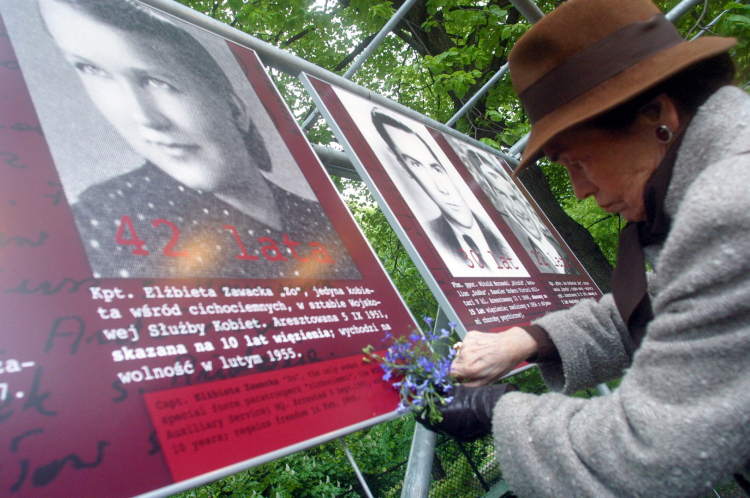 Elżbieta Zawadzka ps. Zo, jedyna kobieta wśród cichociemnych przy swoim portrecie z czasów młodości, w Warszawie w 2005 r. PAP/Przemek Wierzchowski