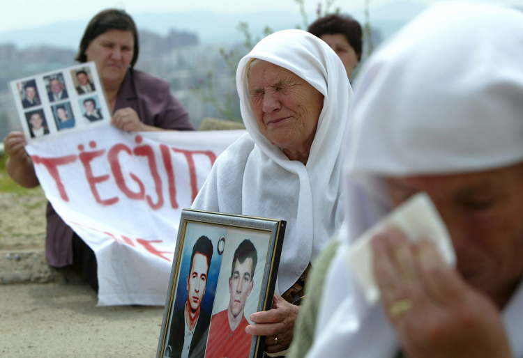 Transparent z napisem „Oddajcie nam naszych synów” na demonstracji Albanek z Kosowa, których synowie nie powrócili po wojnie, przed amerykańskim biurem w Prisztinie w Kosowie w 2005 r. PAP/EPA/Valdrin Xhemaj