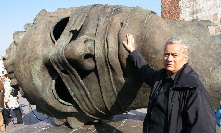Igor Mitoraj (1944-2014) przed swoją rzeźbą Eros Bendato, fot. PAP/J. Bednarczyk