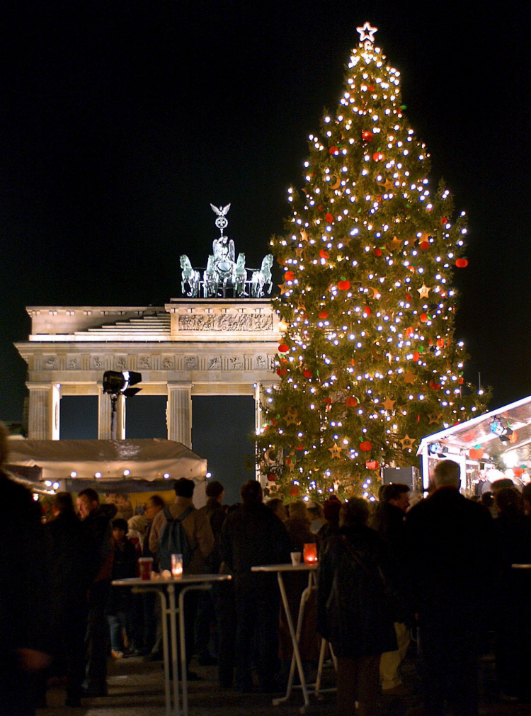 Bożonarodzeniowa choinka przed Bramą Brandenburską w Berlinie, fot. DPA/PAP/EPA/S. Pilick