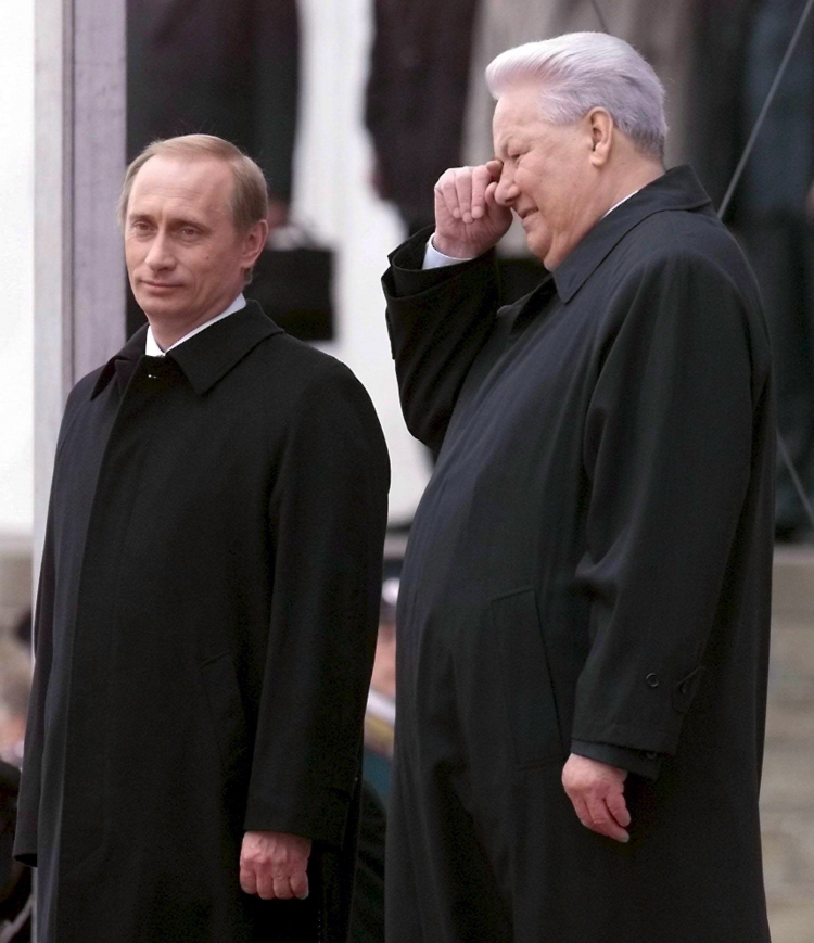 Na zdjęciu archiwalnym z 07.05.2000: były prezydent Rosji Borys Jelcyn (P) i Władimir Putin (L), 2000 r. PAP/EPA/Sergey Chirikov