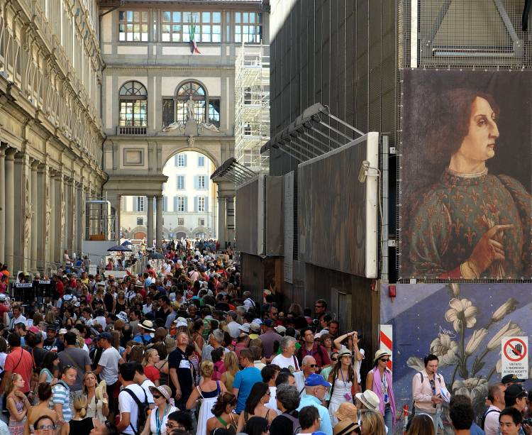 Zatłoczona przez turystów Florencja, fot. PAP/D. Delmanowicz