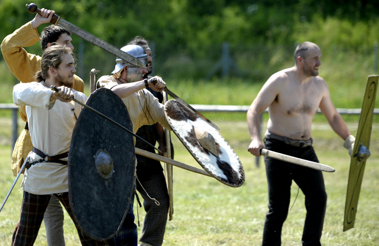 Barbarzyńscy wojownicy - rekonstrukcja historyczna w Trzcinicy koło Jasła, fot. PAP/D. Delmanowicz