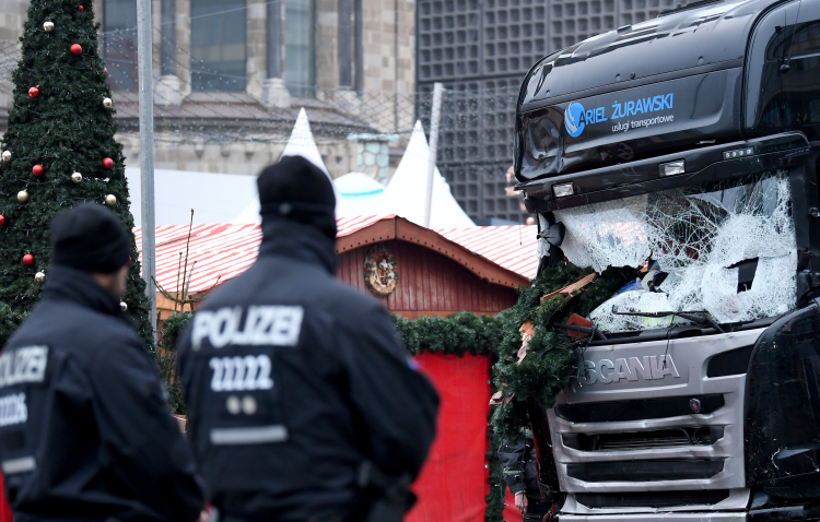 Policjanci stoją przy uszkodzonej ciężarówce na Breitscheidplatz w Berlinie, 20 grudnia 2016 r. PAP/ EPA/Britta Pedersen