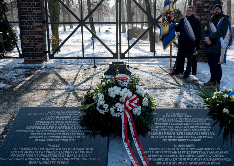 Przed bramą byłego obozu pracy w Świętochłowicach - Zgodzie Ślązacy co roku upamiętniają ofiary Tragedii Górnośląskiej, która po wkroczeniu Armii Czerwonej dotknęła w latach 1945-48 kilkadziesiąt tysięcy mieszkańców Górnego Śląska. Fot. PAP/A. Grygiel
