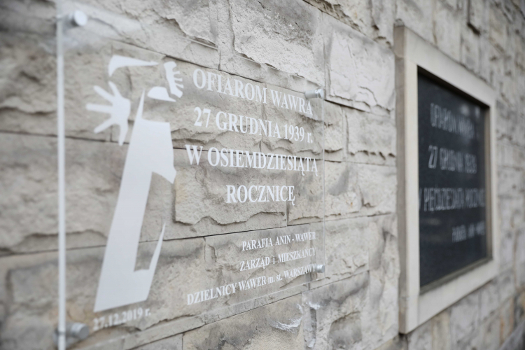 Tablica pamiątkowa w miejscu egzekucji 106 Polaków w Wawrze, fot. PAP/L. Szymański