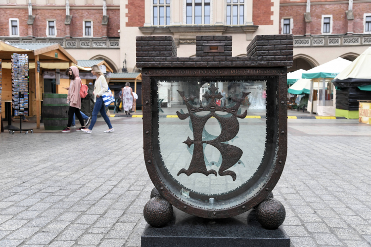 Skarbonka na Rynku Głównym Krakowa, fot. PAP/J. Bednarczyk