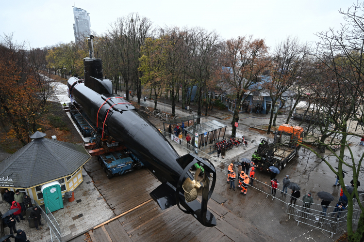 Transport okrętu podwodnego typu Kobben ORP Sokół ze Skweru Kościuszki do Muzeum Marynarki Wojennej w Gdyni, 2023 r. PAP/Adam Warżawa