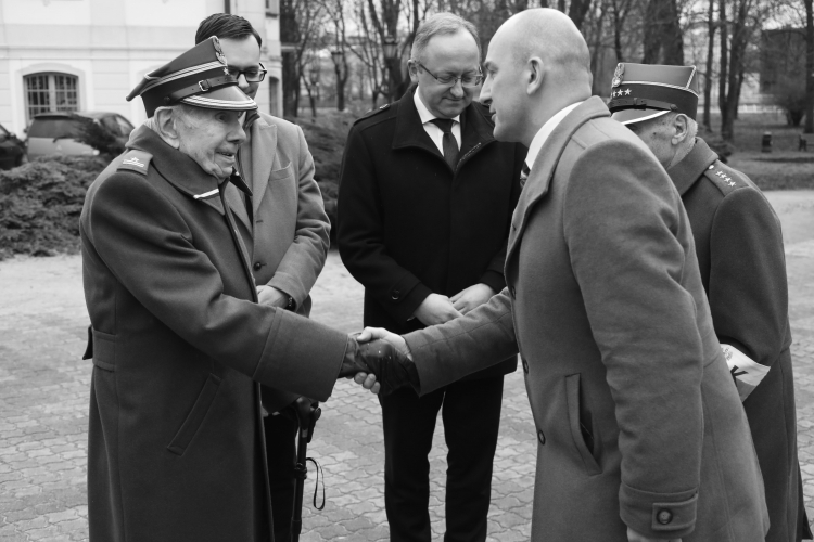 Czesław Chociej (1928-2024), pierwszy z lewej podczas uroczystości w lutym 2024 r., fot. PAP/A. Reszko