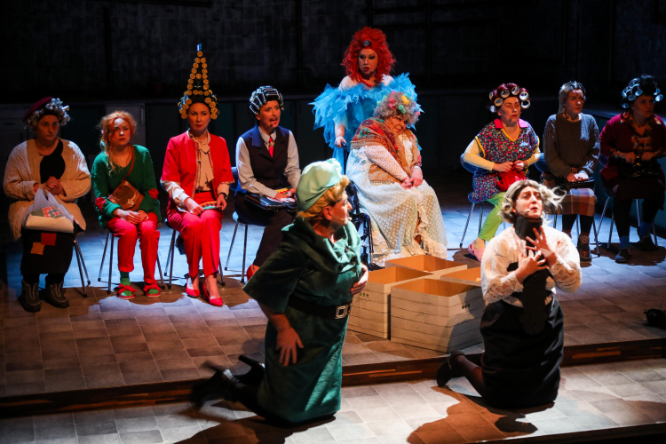 Aktorzy podczas próby medialnej spektaklu „Szwagierki” w Teatrze Dramatycznym im. Aleksandra Węgierki w Białymstoku. PAP/Artur Reszko
