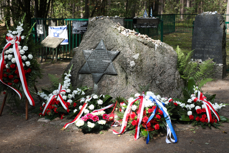 Miejsce straceń Żydów z Tykocina w Lesie Łopuchowskim, fot. PAP/A. Reszko