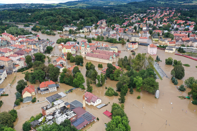 Zalane centrum Kłodzka 15 września 2024 po wylaniu Nysy Kłodzkiej. Fot. PAP/M. Kulczyński