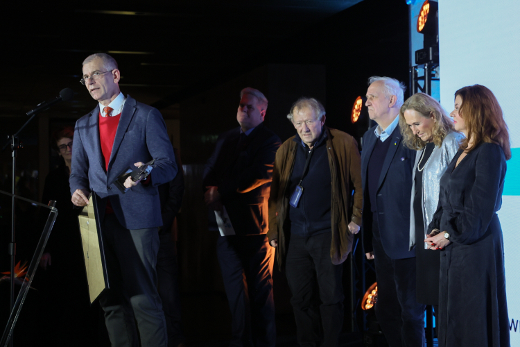 Grzegorz Motyka został laureatem Nagrody Historycznej m. st. Warszawa im . Kazimierza Moczarskiego (na drugim planie Adam Michnik i prof. Andrzej Friszkie, przewodniczącu jury, fot. L. Szymański