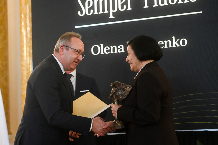 Olena Udovenko odbiera nagrodę Semper Fidelis z rąk wiceprezesa IPN Karola Polejowskiego podczas gali na Zamku Królewskim w Warszawie, fot. PAP/P. Nowak